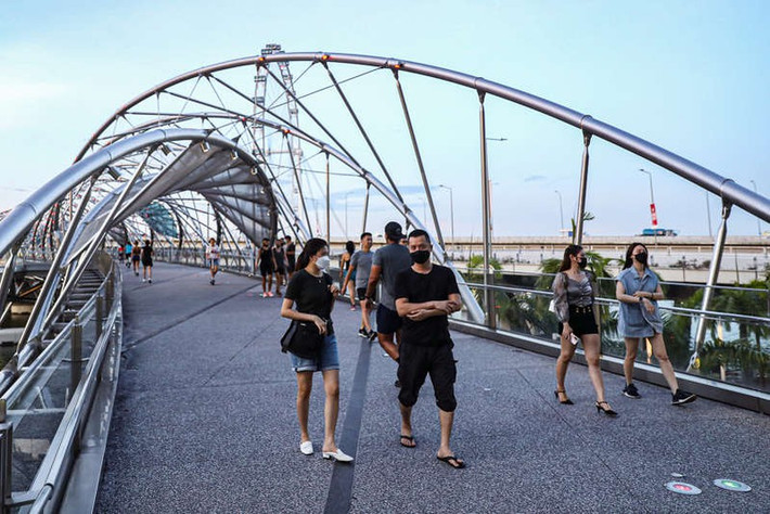 Đầu tháng 8/2021, Bộ trưởng Y tế Singapore Ong Ye Kung từng nói: "Nếu Singapore có thể tiếp tục giữ số ca mắc (COVID-19) và ca bệnh nặng trong tầm kiểm soát và hệ thống chăm sóc sức khỏe không bị quá tải, thì sẽ từng bước mở cửa hoạt động kinh tế, xã hội và du lịch". Ảnh: Getty.