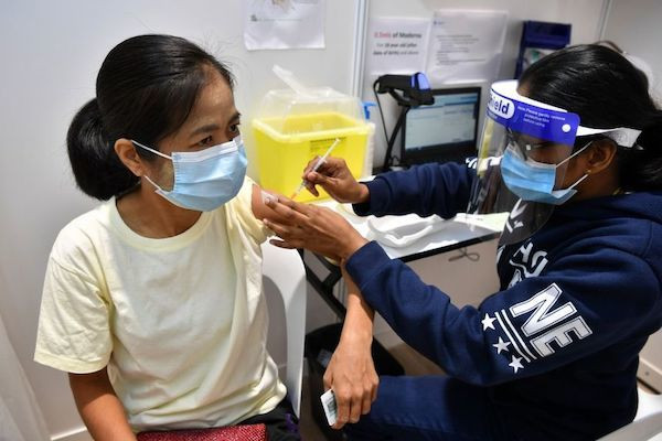 Bộ trưởng Tài chính Lawrence Wong, thành viên chủ chốt nhóm liên bộ ứng phó COVID-19 của chính phủ, trước đó cho hay, Singapore hoàn toàn hiểu rõ các nguy cơ khi nới lỏng những biện pháp kiểm soát biên giới và khoảng cách. Tuy nhiên, giới chức tự tin rằng tỷ lệ tiêm chủng cao sẽ giúp giảm thiểu số ca nhập viện và chăm sóc tích cực. Nếu tình trạng lây nhiễm tăng, chính phủ có thể sẽ điều chỉnh các biện pháp. Ảnh: Reuters.