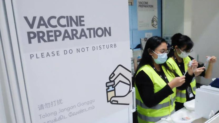 Sau khi Singapore đạt cột mốc tiêm chủng cho 80% dân số, giới chức nước này thông báo sẽ tiếp tục nới lỏng các biện pháp hạn chế phòng dịch. Ảnh: CNA.