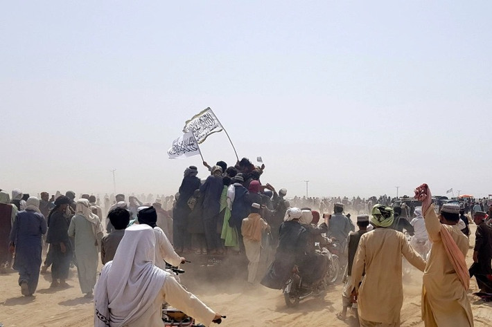 Tại những nơi Taliban kiểm soát tại Afghanistan, lực lượng này đóng vai trò như chính phủ ngầm. Taliban có các ủy ban giám sát dịch vụ cung cấp cho người dân, bao gồm y tế, giáo dục, vận hành các chợ...Ảnh: Getty