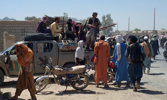 Sau thất bại, Taliban tái tổ chức và trở thành mạng lưới quân sự phi tập trung: Giới chỉ huy cấp cao ẩn náu tại vùng núi xa xôi ở nước láng giềng Pakistan trong khi các chỉ huy cấp thấp được giao nhiệm vụ tuyển mộ thành viên và tự túc tìm kiếm nguồn lực từ địa phương.