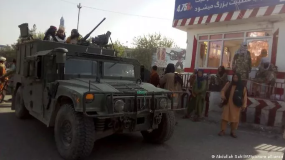 Kể từ năm 2004, Taliban tái tổ chức và bắt đầu cuộc nổi dậy chống lại chính quyền Afghanistan mới và quân đội nước ngoài hỗ trợ họ. Những năm gần đây, hành động của Taliban được đánh giá là tàn nhẫn với những chiến dịch bạo lực đẫm máu. Ảnh: AP.