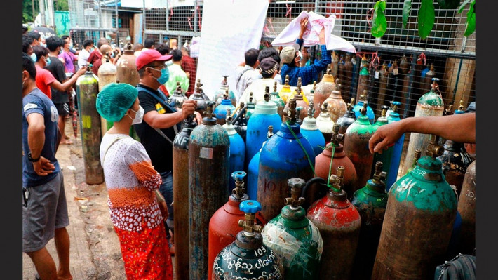 Trong cuộc họp báo cùng ngày, các quan chức WHO cũng bày tỏ lo ngại về việc biến thể Delta sẽ ảnh hưởng đến khả năng đạt miễn dịch cộng đồng. Ảnh: Người dân chờ lấy bình oxy tại Yangon, Myanmar. Ảnh: AP.