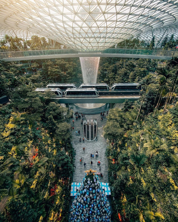 Thác nước trong nhà lớn nhất thế giới, với chiều cao 35 mét, nằm ở đảo quốc Singapore.