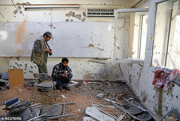 Tháng 11/2020, hai tay súng ISIS-K xông vào trường Đại học Kabul, bắn chết 18 sinh viên, một binh sĩ Afghanistan và làm bị thương 28 người khác. Ảnh: Reuters.