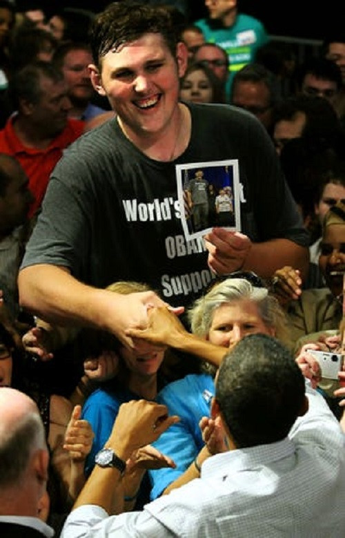 Năm 2009, Igor gây chú ý khi được bắt tay Tổng thống Mỹ khi đó là ông Barack Obama. Igor nổi bật với chiều cao và mặc chiếc áo phông có dòng chữ "Người ủng hộ ông Obama lớn nhất thế giới". Ảnh: AP.