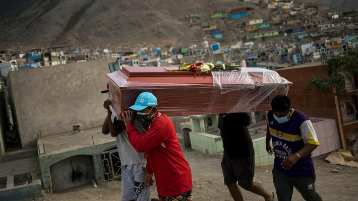 Peru hiện vẫn là quốc gia có tỷ lệ tử vong do COVID-19 cao nhất trên thế giới, theo đó cứ 100.000 người dân thì có 597 người tử vong. Ảnh: Reuters.