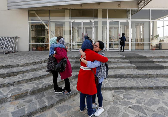 Các nữ sinh viên vui mừng khi gặp nhau tại khuôn viên trường Đại học Mỹ ở Kabul, Afghanistan, ngày 27/3/2017.
