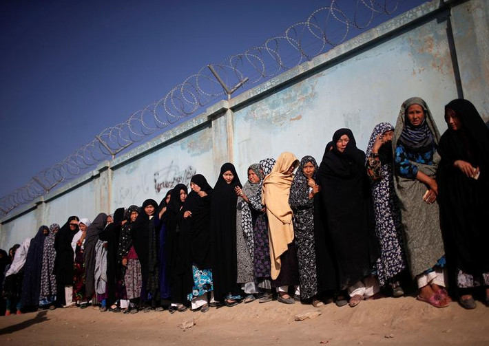 Những người phụ nữ Afghanistan xếp hàng chờ bỏ phiếu tại một điểm bỏ phiếu ở Kabul ngày 14/6/2014.