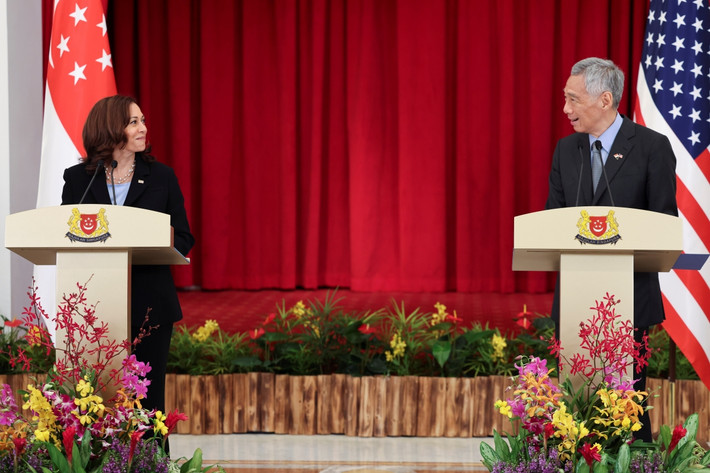 Phó Tổng thống Mỹ Kamala Harris và Thủ tướng Singapore Lý Hiển Long họp báo chung hôm 23/8. Ảnh: Reuters.