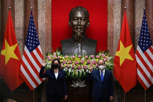 Phó Tổng thống Mỹ Kamala Harris đã có cuộc gặp với Chủ tịch nước Nguyễn Xuân Phúc tại Phủ Chủ tịch vào ngày 25/8. Bà Harris đề cập đến việc "tăng cường mối quan hệ giữa Mỹ và Việt Nam", đồng thời cho biết rằng Mỹ "tiếp tục ủng hộ một Việt Nam mạnh mẽ, thịnh vượng và độc lập". Bà Harris cũng đã bày tỏ "niềm vinh dự khi là Phó Tổng thống Mỹ đầu tiên đến thăm Việt Nam". Ảnh: Reuters.