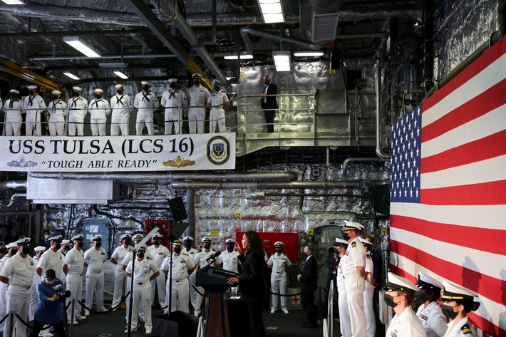 Phó Tổng thống Mỹ Harris phát biểu trước quân đội khi thăm chiến hạm USS Tulsa của Hải quân Mỹ tại Singapore ngày 23/8. Ảnh: Reuters.
