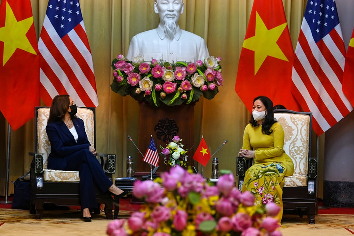 Sáng 25/8, Phó Tổng thống Mỹ Harris trò chuyện cùng Phó Chủ tịch nước Võ Thị Ánh Xuân. Hai bên trao đổi về các biện pháp thúc đẩy quan hệ song phương trên một số lĩnh vực quan trọng như y tế, giáo dục và phục hồi sau đại dịch COVID-19. Ảnh: Reuters.