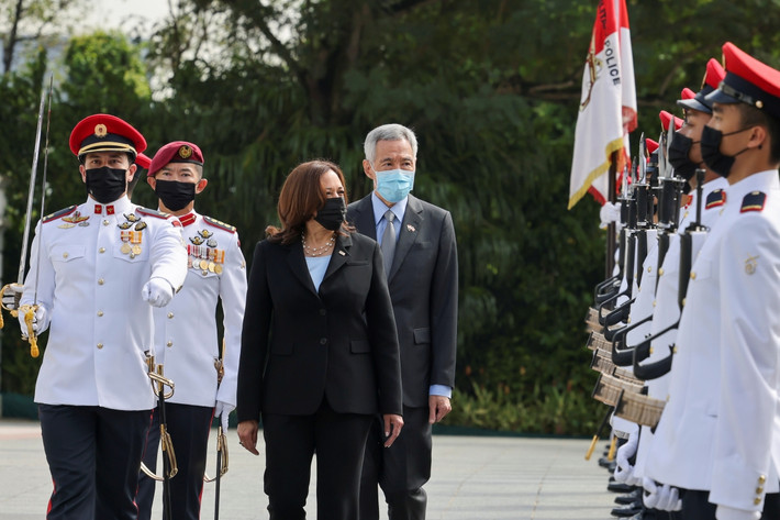Thủ tướng Singapore Lý Hiển Long và Phó Tổng thống Mỹ Kamala Harris duyệt đội danh dự tại Văn phòng Tổng thống Singapore Istana ngày 23/8. Ảnh: Reuters.