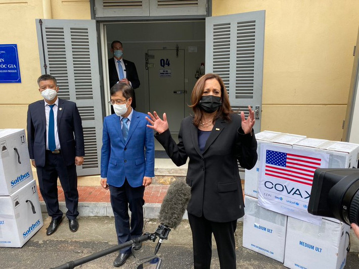 Phó Tổng thống Harris đi thăm kho trữ vaccine Pfizer do Mỹ viện trợ tại Kho vaccine tiêm chủng quốc gia thuộc Viện Vệ sinh dịch tễ trung ương ở Hà Nội vào sáng 26/8. Ảnh: Reuters.