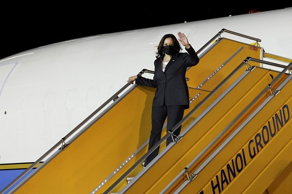 Chuyên cơ Không lực Hai của Phó Tổng thống Mỹ Kamala Harris hạ cánh xuống sân bay Nội Bài vào lúc 21h45 tối 24/8. Việt Nam là điểm đến thứ hai trong chuyến công du Đông Nam Á của bà Harris. Phó Tổng thống Mỹ Harris thăm Việt Nam từ ngày 24 đến 26/8/2021, theo lời mời của Phó Chủ tịch nước Võ Thị Ánh Xuân. Ảnh: Reuters.