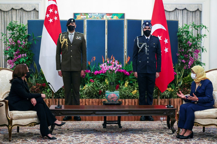 Bức ảnh chụp bà Kamala Harris hội đàm với Tổng thống Singapore Halimah Yacob tại Istana ngày 23/8. Ảnh: ST.