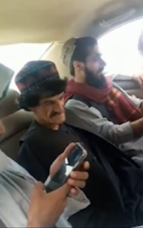 Trong đoạn video ghi lại những phút cuối đời của nam diễn viên hài Afghanistan, ông Nazar Mohammad ngồi giữa hai tay súng Taliban trên xe tới nơi hành quyết.