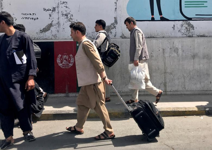 Đại sứ quán Ấn Độ sẽ không đóng cửa ở thủ đô Kabul nhưng các quan chức đang làm việc nhanh chóng để có kế hoạch sơ tán. Ảnh: Hành khách Afghanistan đi về phía sân bay ở thủ đô Kabul ngày 15/8. Ảnh: Reuters.
