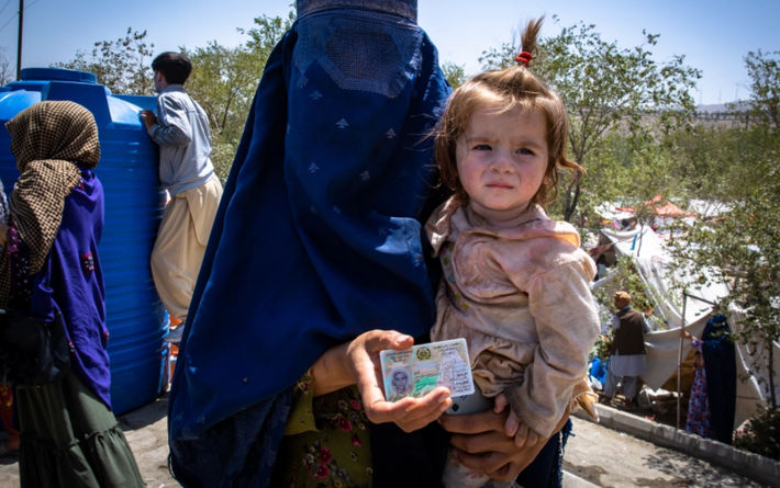 Zahra Omari rời tỉnh Kunduz tới Kabul cùng 6 đứa con của cô. "Khi mọi người bắt đầu sơ tán, tôi cũng mang theo các con của mình rời khỏi quê nhà. Tôi thậm chí còn không có sữa cho đứa con gái mới 10 tháng tuổi", Zahra chia sẻ.