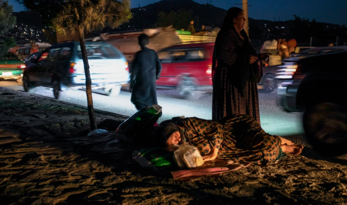 Zia Gul nằm nghỉ bên lề đường ở Kabul trong khi chị dâu của bà, Qamar, đứng xin tiền. "Tôi cảm thấy xấu hổ khi phải ăn xin, nhưng tôi không còn lựa chọn nào khác. Tôi phải chăm sóc bọn trẻ và cả gia đình", Qamar nói. Được biết, Qamar và Zia đã rời khỏi tỉnh Takhar cùng các con của họ khi cuộc giao tranh nổ ra.