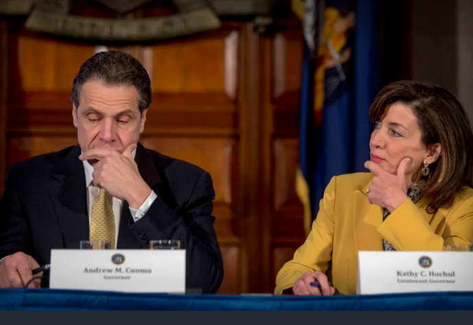 "Tôi đồng ý với quyết định từ chức của Thống đốc Cuomo. Đó là điều đúng đắn nên làm và vì lợi ích cao nhất của người dân New York. Là người đã phục vụ ở các cấp chính phủ và người kế nhiệm, tôi đã chuẩn bị sẵn sàng trong vai trò Thống đốc thứ 57 của New York", bà Hochul viết trên Twitter ngày 10/8 ngay sau khi ông Cuomo thông báo từ chức. Ảnh: AP.