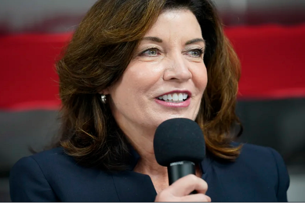 Bà Kathy Hochul (ảnh), Phó Thống đốc bang New York và cũng là một thành viên Đảng Dân chủ, sẽ thay thế ông Cuomo lãnh đạo bang này trong phần còn lại của nhiệm kỳ, đến hết tháng 12/2022. Ảnh: AP.
