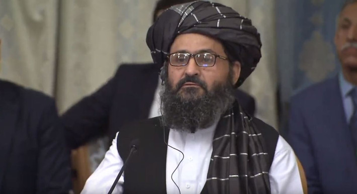 Được biết, Baradar liên tiếp giữ các vai trò quân sự và hành chính trong chế độ Taliban kéo dài 5 năm (1996-2001). Vào thời điểm bị Mỹ và các đồng minh Afghanistan lật đổ năm 2001, Baradar đang giữ chức "Thứ trưởng Quốc phòng". Ảnh: Twitter.