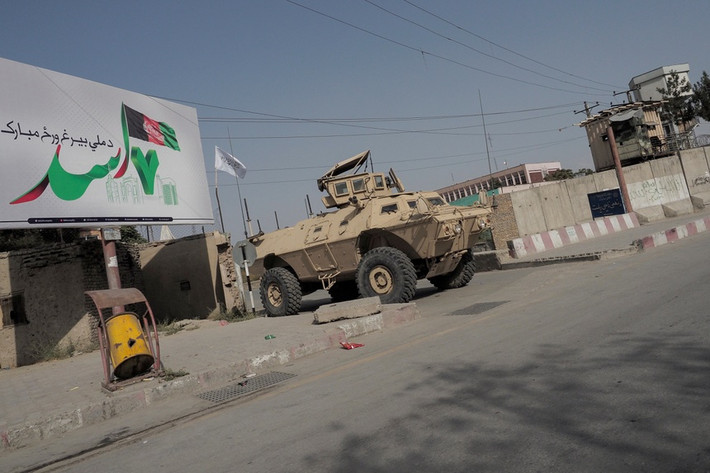 Được biết, trước khi rút khỏi Afghanistan, Quân đội Mỹ đã vô hiệu hóa hàng loạt máy bay, xe bọc thép và hệ thống phòng thủ tên lửa công nghệ cao,...tại sân bay Kabul. Ảnh: Một phương tiện của Mỹ bị bỏ lại trên đường phố Kabul. Ảnh: AP.
