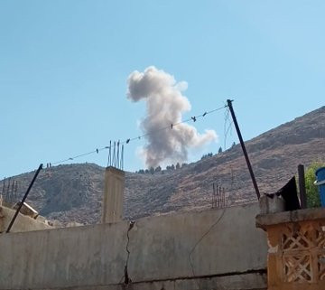 Theo Cơ quan giám sát nhân quyền Syria (SOHR), đợt oanh kích này của Nga đã thổi bay một căn cứ của phiến quân HTS gần thị trấn Ein Shib ở vùng nông thôn phía tây Idlib. Ảnh: Twitter.