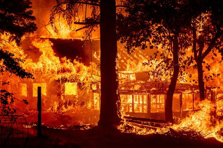 Nhiều ngôi nhà đã bị thiêu rụi hoàn toàn trong trận cháy rừng lớn nhất ở bang California, Mỹ. Ảnh: AJ.