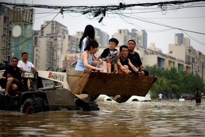 Reuters dẫn lời các quan chức cho biết, số người thiệt mạng vì mưa lũ tại tỉnh Hà Nam (Trung Quốc) trong gần 1 tuần đã tăng lên 33 người. Ngoài ra, theo Tân Hoa Xã, mưa lớn đã ảnh hưởng đến 3 triệu người tại Hà Nam và 8 người khác vẫn mất tích, tính đến 4 giờ sáng ngày 22/7. Thiệt hại trực tiếp về kinh tế lên đến 1,22 tỷ nhân dân tệ (tương đương hơn 187 triệu USD). Ảnh: Reuters.