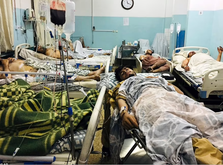 Nhiều người dân Afghanistan bị thương được đưa tới bệnh viện điều trị sau vụ đánh bom hôm 26/8. Ảnh: AP.