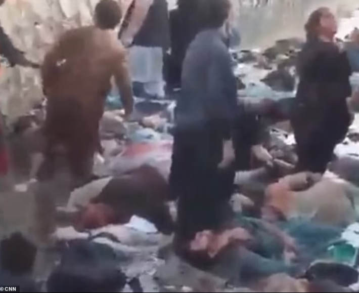 Theo Daily Mail, vụ xả súng và đánh bom kinh hoàng ở sân bay Kabul, nơi tập trung đông người dân Afghanistan chờ di tản, xảy ra vào tối 26/8. Ảnh: CNN.