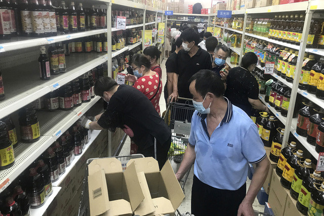 Những ngày qua, các tuyến xe buýt, tàu điện ngầm vốn đông đúc thì nay trở nên vắng lặng. Nhiều người dân ở Vũ Hán đã đổ xô tới các siêu thị mua thực phẩm, trong khi một số nhà hàng tạm thời đóng cửa. Ảnh: AP.