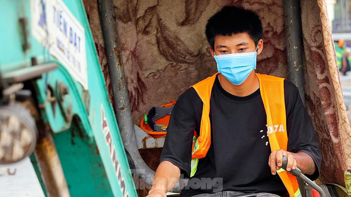 Theo ông Ánh, để phục vụ quá trình thi công một cách nhanh chóng và đảm bảo chất lượng tốt nhất, công nhân tại công trường sẽ làm việc 3 ca/ngày, và mỗi ca có tới 500 công nhân, cán bộ tham gia làm việc.
