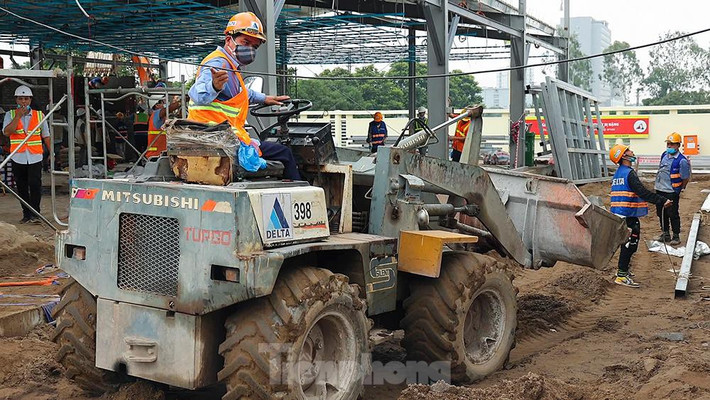Trước khi bắt đầu làm việc tại công trường, tất cả các công, nhân viên đều phải được xét nghiệm COVID-19, và trong khoảng thời gian thi công tại công trường, hàng trăm công nhân được lấy mẫu test nhanh ngẫu nhiên vào hàng tuần, hàng ngày. Trong toàn bộ quá trình làm việc, các công, nhân viên đều được giám sát, quản lý việc đảm bảo giãn cách, việc đeo khẩu trang, sát khuẩn trước và trong khi làm việc.