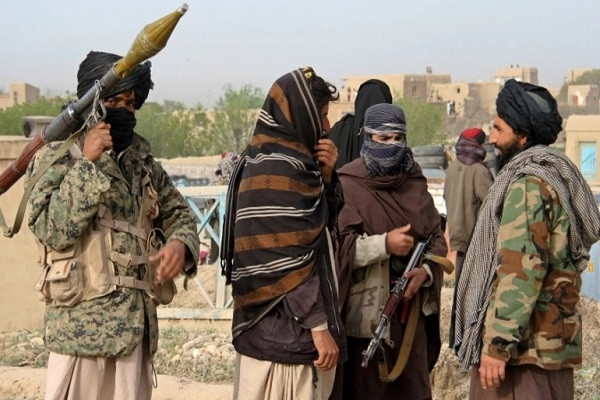 Nguồn tin cho hay, các tay súng Taliban đã dễ dàng tiến vào thành phố Aibak mà không gặp phải bất kỳ sự kháng cự nào. Nhóm Taliban sau đó đăng video cảnh chiến thắng trước tòa nhà hành chính của thành phố Aibak. Ảnh: AJ.