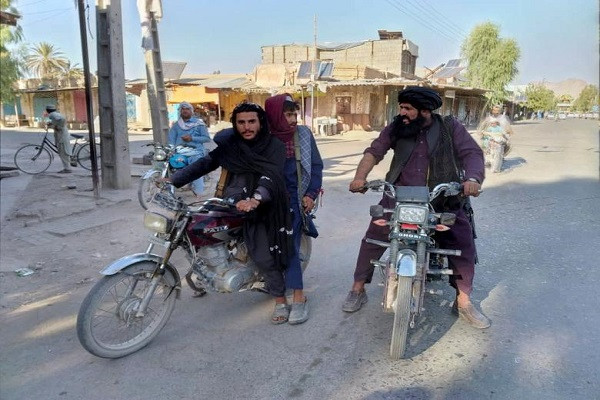 Theo hãng thông tấn Reuters ngày 9/8, Taliban tiếp tục chiếm được Aybak, thủ phủ của tỉnh Samangan ở phía bắc Afghanistan. Ảnh: Các tay súng Taliban tuần tra tại Farah hôm 11/8. Ảnh: Reuters.