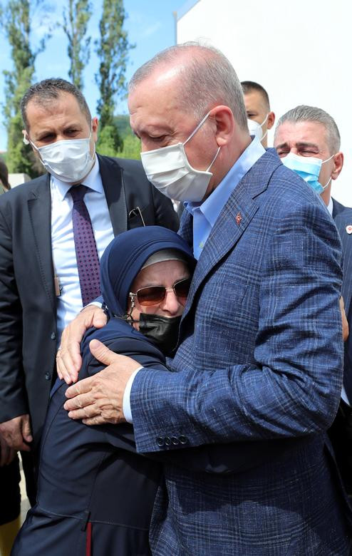 Tổng thống Thổ Nhĩ Kỳ Tayyip Erdogan an ủi người dân khi tới thăm vùng bị lũ quét tàn phá tại Bozkurt ngày 13/8.