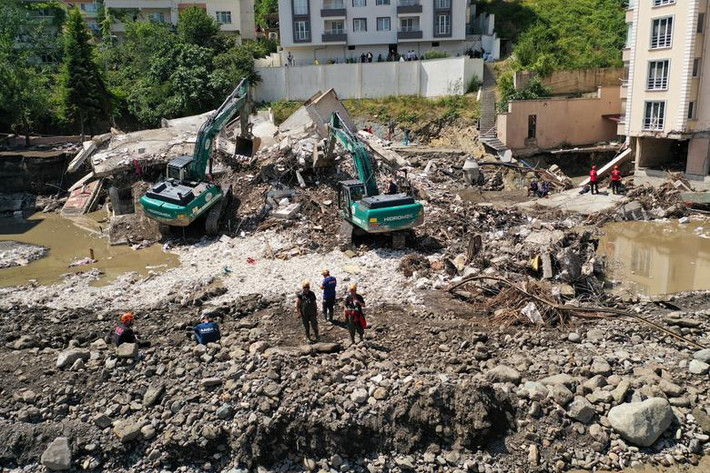 Lực lượng cứu hộ đang tìm kiếm 47 người khác vẫn mất tích tại Kastamonu và Sinop.