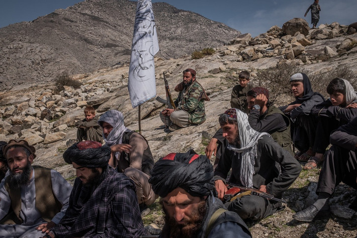 Theo một ủy ban của Liên Hợp Quốc, Taliban kiếm được gần 1,5 tỷ USD mỗi năm từ việc hợp tác với các băng đảng địa phương để buôn bán ma túy trong khu vực. Năm 2020, lực lượng này thu hàng triệu USD từ việc khai thác và buôn bán khoáng sản, thậm chí sản xuất ma túy tổng hợp. Ảnh: New York Times.