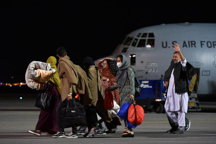 Những người dân sơ tán khỏi Afghanistan có mặt tại sân bay quốc tế Pristina, Kosovo, ngày 29/8.