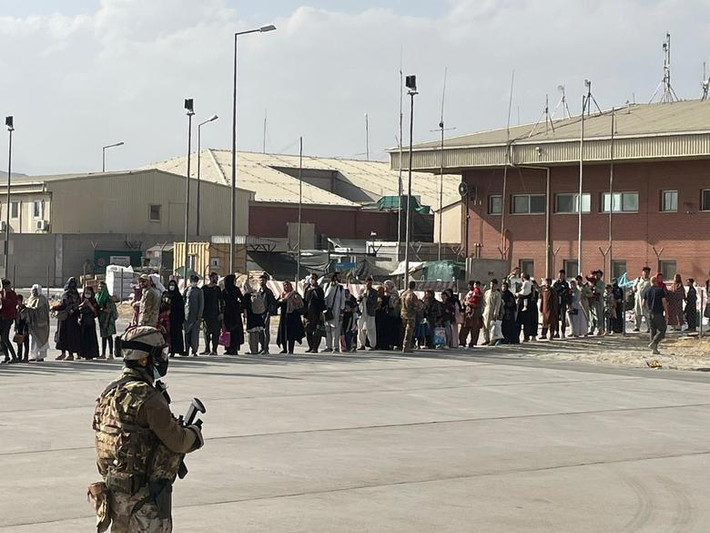 Những người dân Afghanistan xếp hàng để lên chuyến bay sơ tán của Italy tại Kabul ngày 27/8.