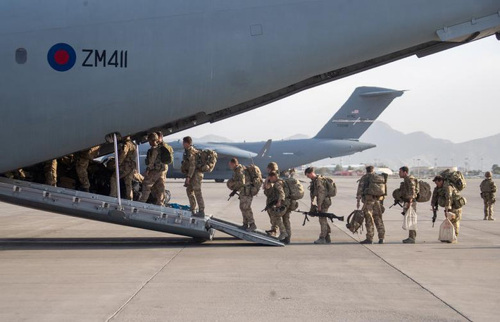 Binh sĩ quân đội Anh lên máy bay A400M tại sân bay Kabul ngày 28/8.