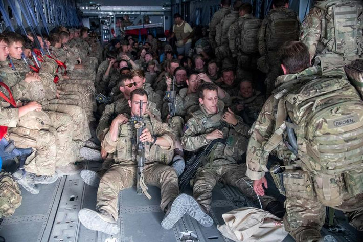 Các quân nhân Anh trên máy bay A400M khởi hành từ Kabul ngày 28/8.