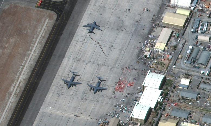 Bức ảnh chụp nhiều người dân xếp hàng dài để lên máy bay C-17 Globemaster III tại sân bay Hamid Karzai ngày 27/8.