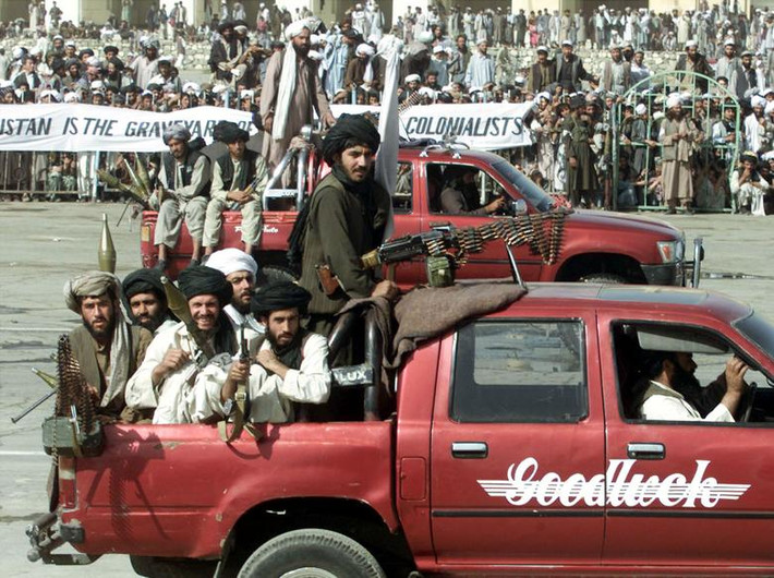 Các thành viên Taliban ngồi trên chiếc xe diễu hành ở Kabul tháng 8/2001.