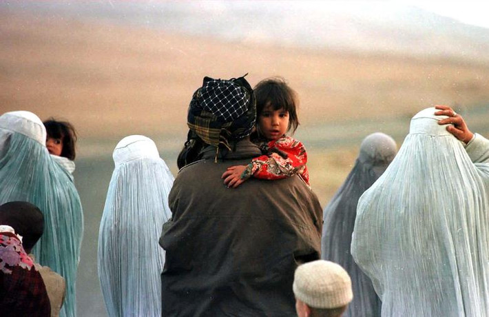 Những người Afghansitan chạy thoát khỏi cuộc chiến ở phía ở Kabul tháng 10/1996.