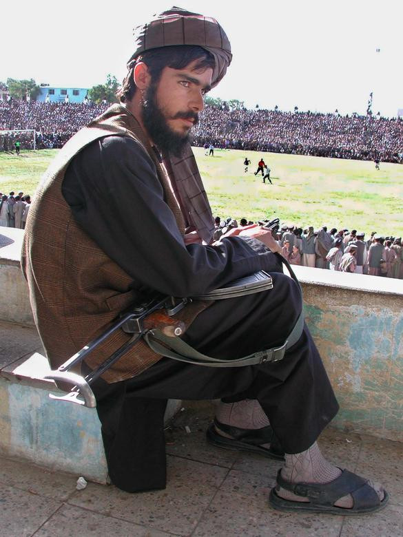 Một tay súng Taliban canh gác sân vận động nơi đang diễn ra một trận bóng đá ở Kabul hồi tháng 6/2001.